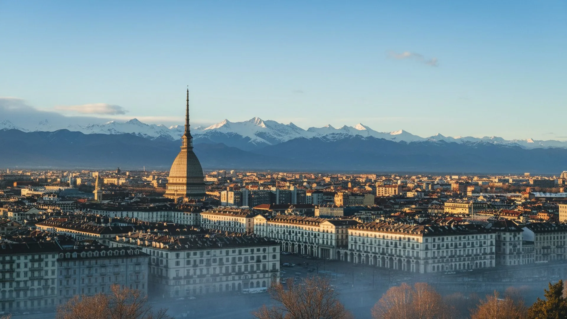 Torino d'inverno con l'arco alpino innevato sullo sfondo: la vista che la città regala nelle giornate di vento