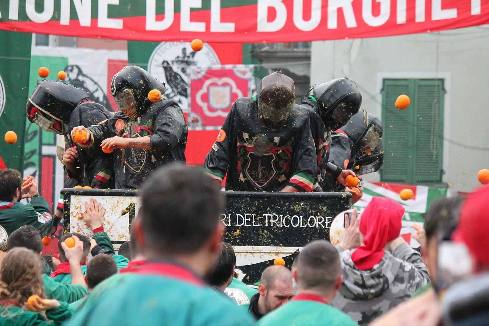 Aranceri da carro durante la Battaglia delle Arance dello Storico Carnevale di Ivrea