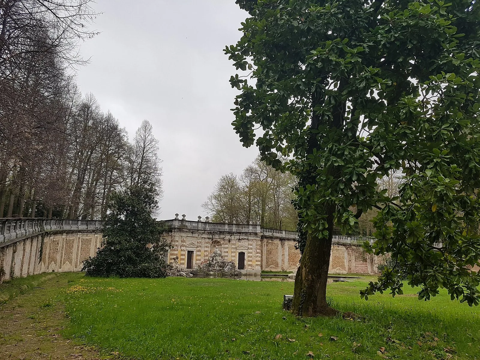Il parco del Castello Ducale di Agliè, con l'esedra e la fontana