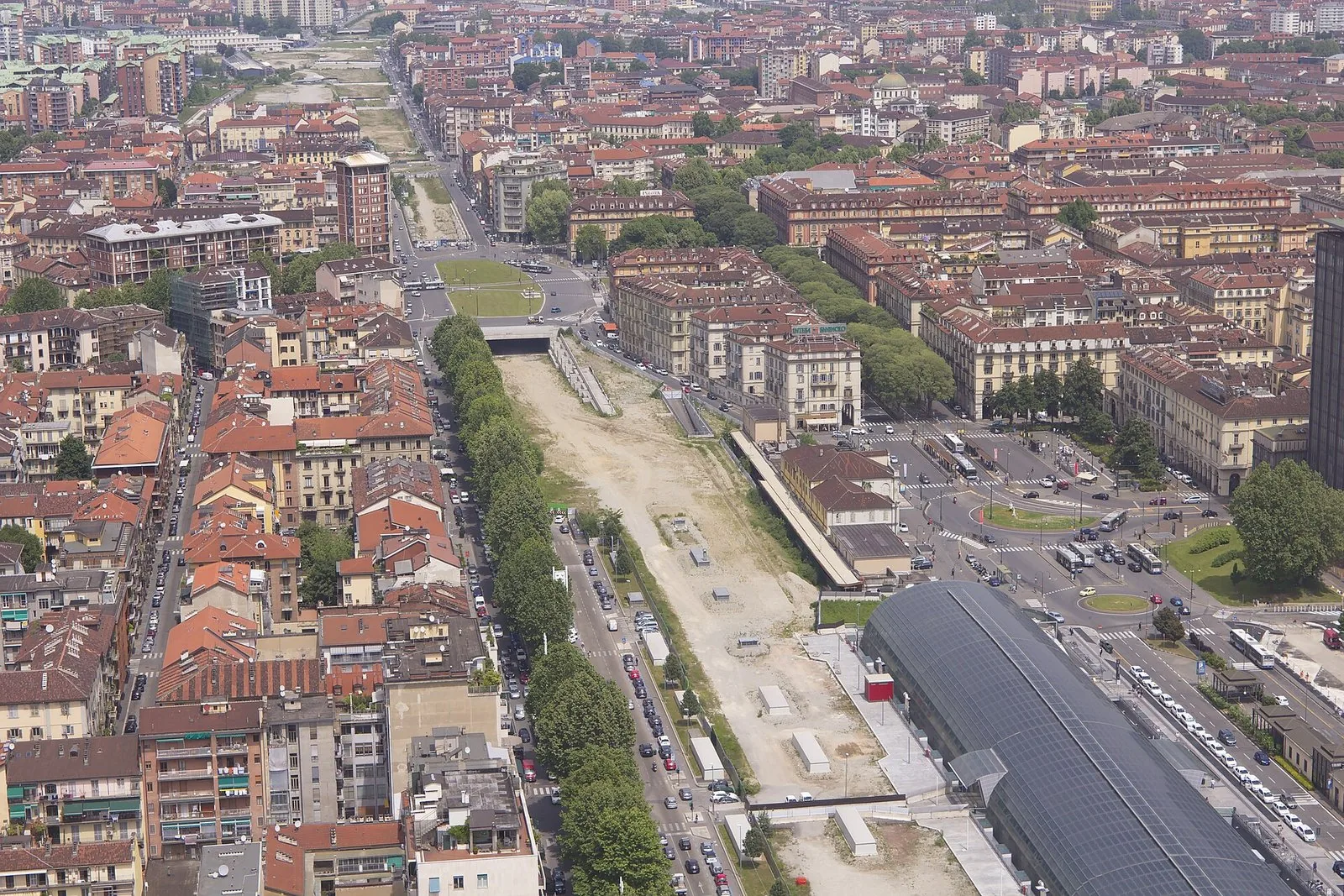 Torino vista dall'alto, con la copertura della stazione di Porta Susa in primo piano