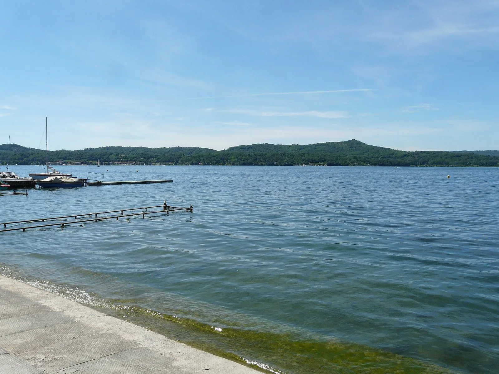 Il lago di Viverone, uno dei laghi dell'anfiteatro morenico di Ivrea