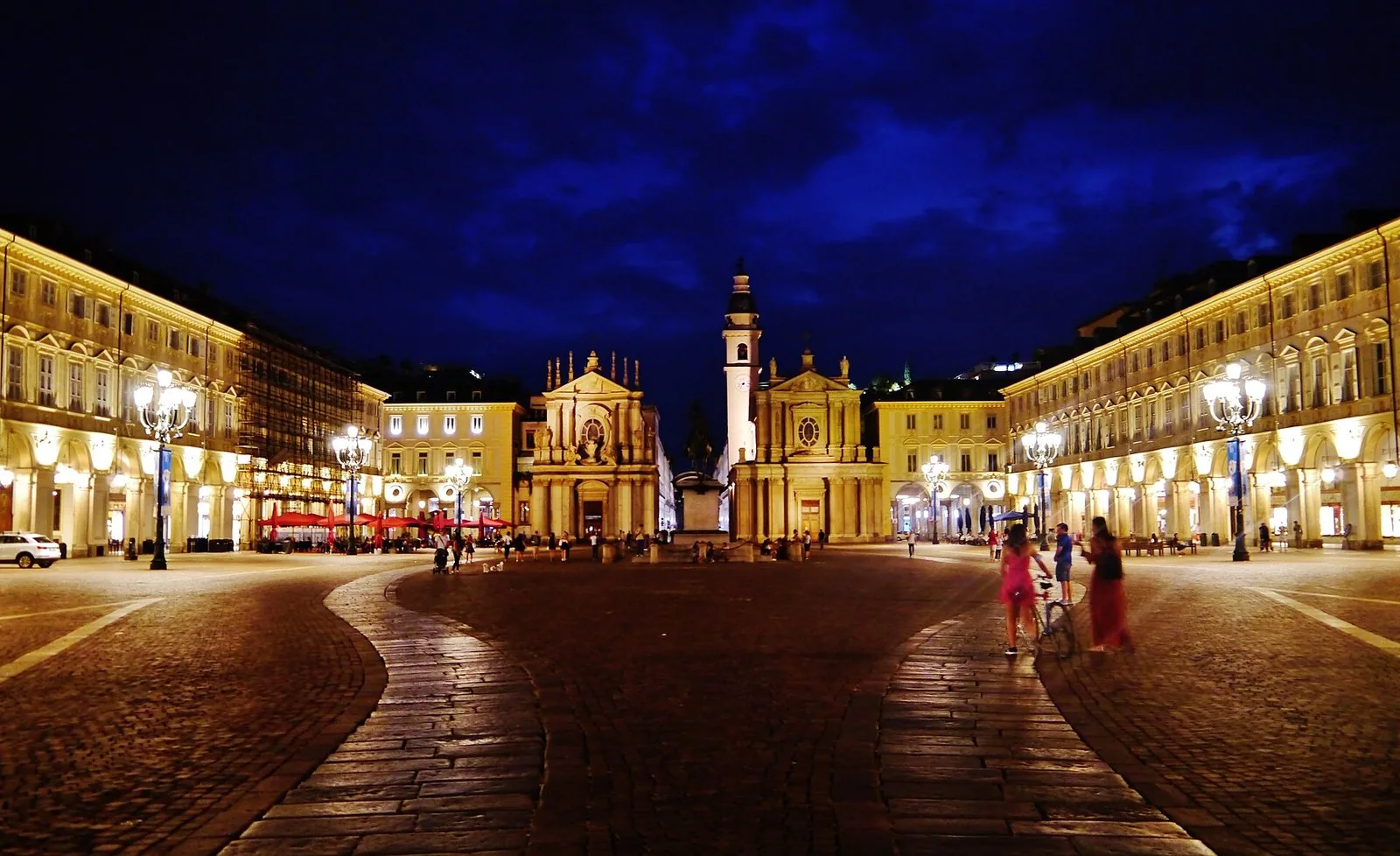 Piazza San Carlo di sera, con le chiese gemelle di Santa Cristina e San Carlo Borromeo in fondo