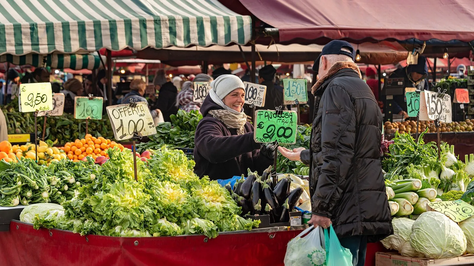 Il mercato di Porta Palazzo a Torino, uno dei più grandi mercati all'aperto d'Europa