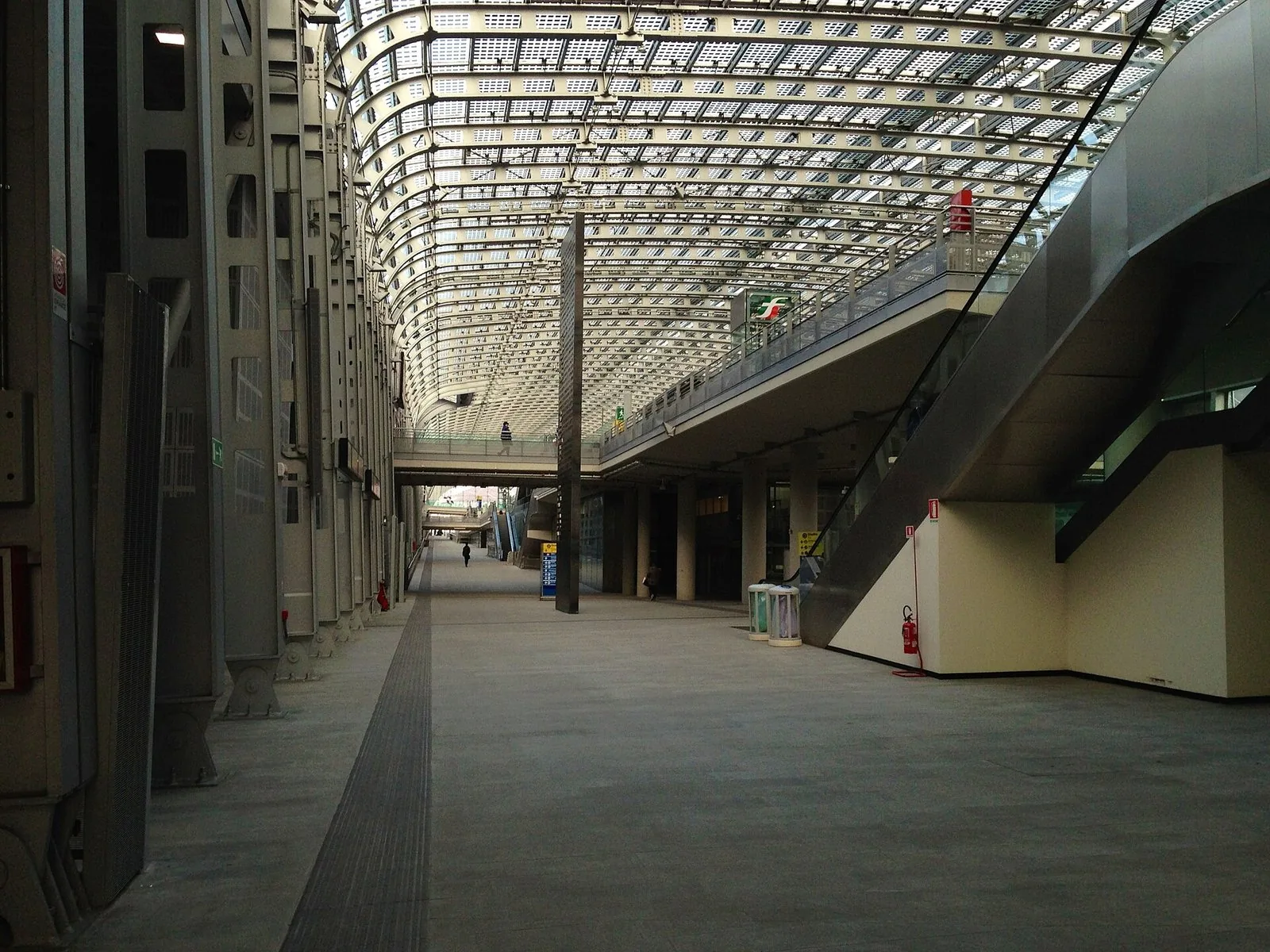 L'interno della stazione di Torino Porta Susa, con la galleria vetrata lunga l'intero fronte